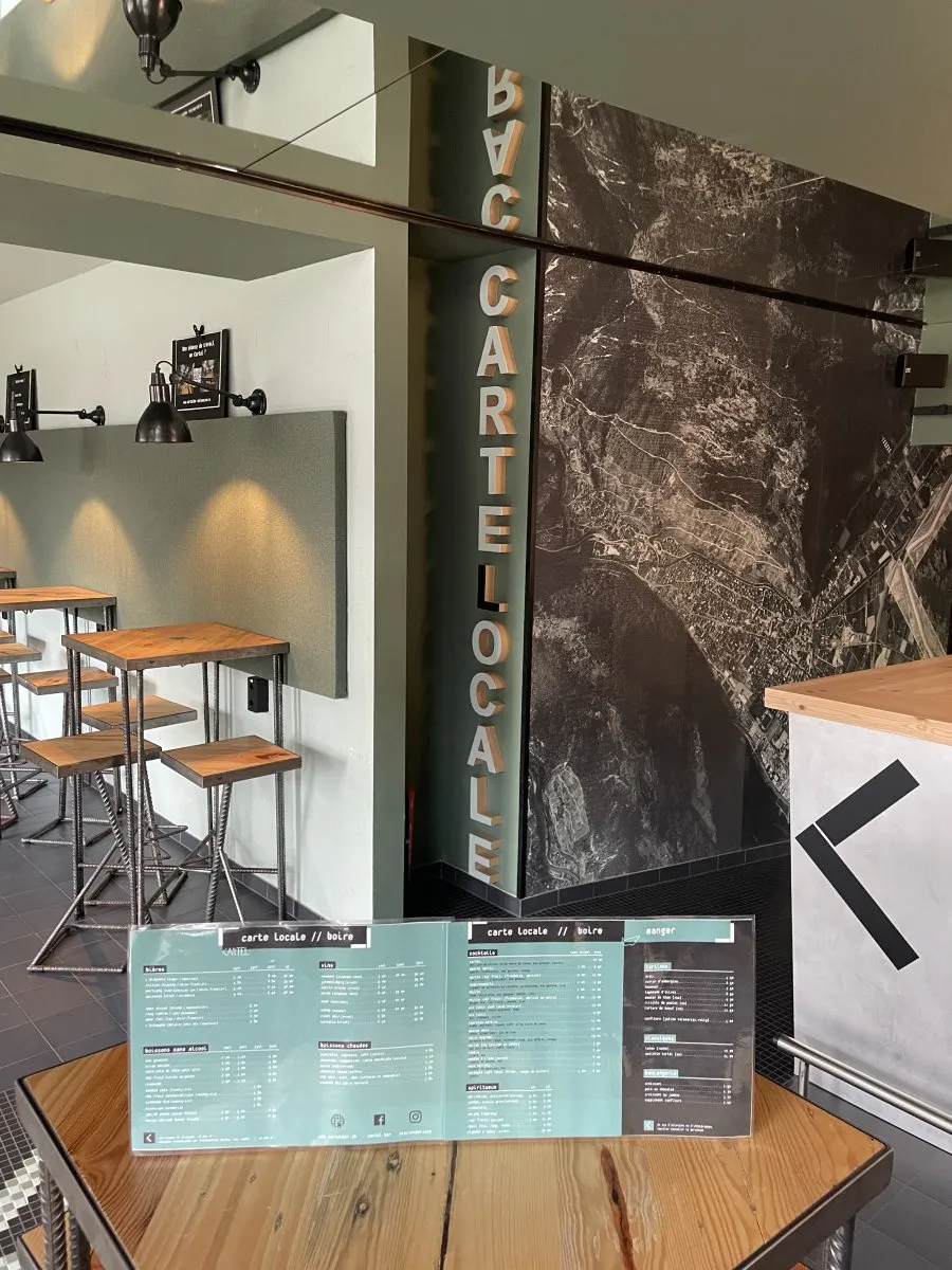 La salle du café·bar et sa carte locale
